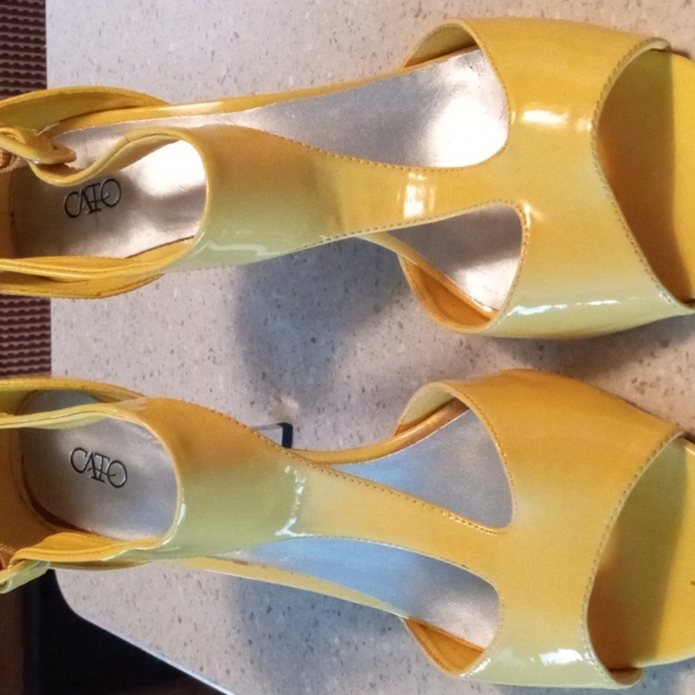 Ladies yellow size 11 buckle up shoes
